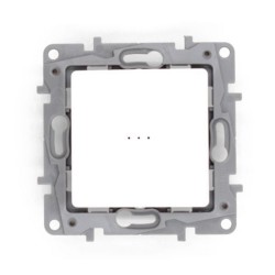 Niloe va et vient voyant*