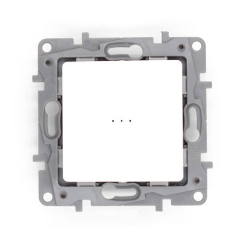 Niloe va et vient voyant*